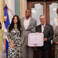 Presidente Abinader entrega Medalla al Mérito con grado de caballero a Al Horford