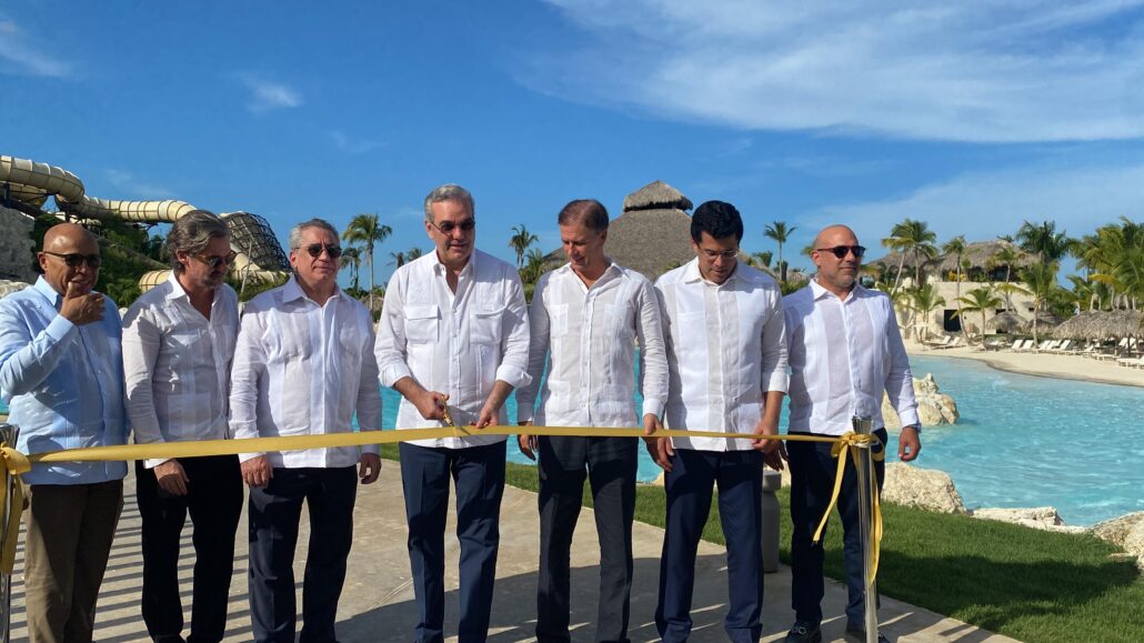 Abinader inaugura el primer parque acuático temático de RD “El Dorado Park”