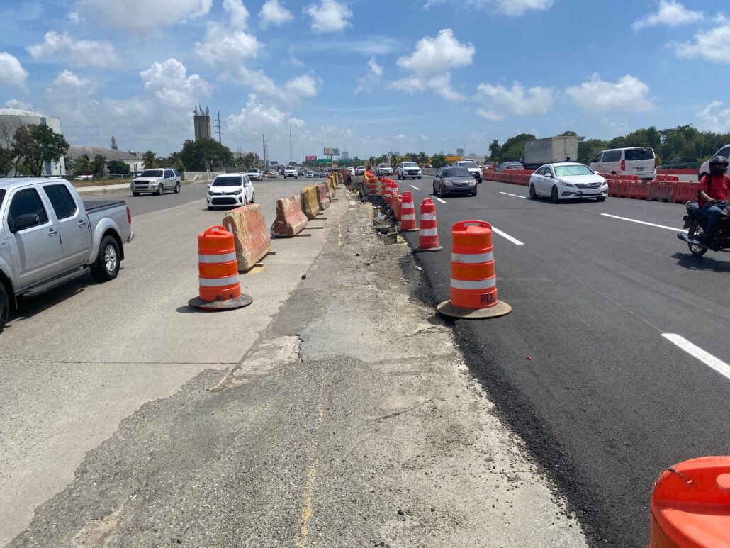 Choferes destacan mejoría en el tránsito tras habilitación de nuevos carriles en la autopista Duarte