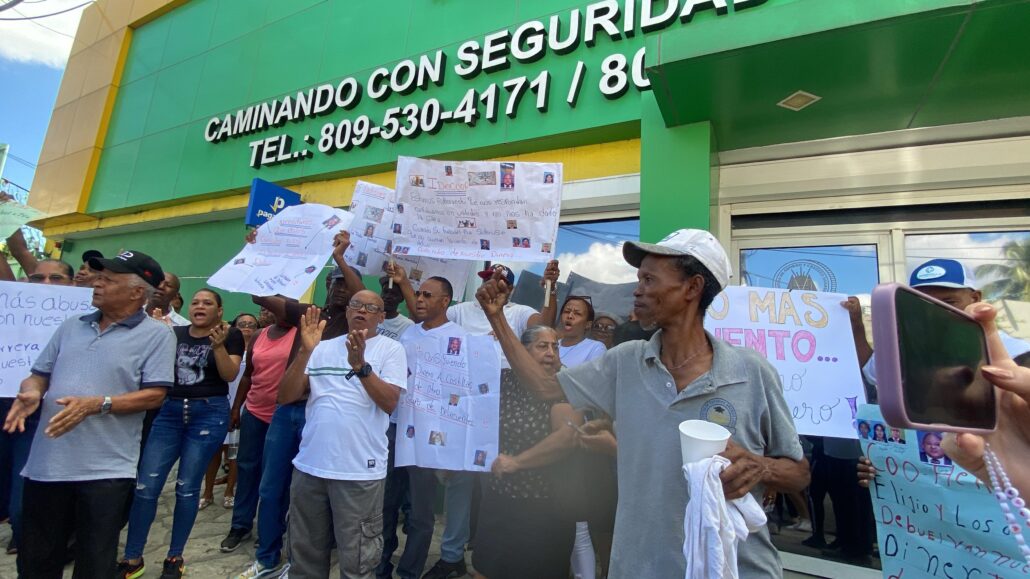 Protesta frente a Coop-Herrera: afectados exigen devolución de su dinero