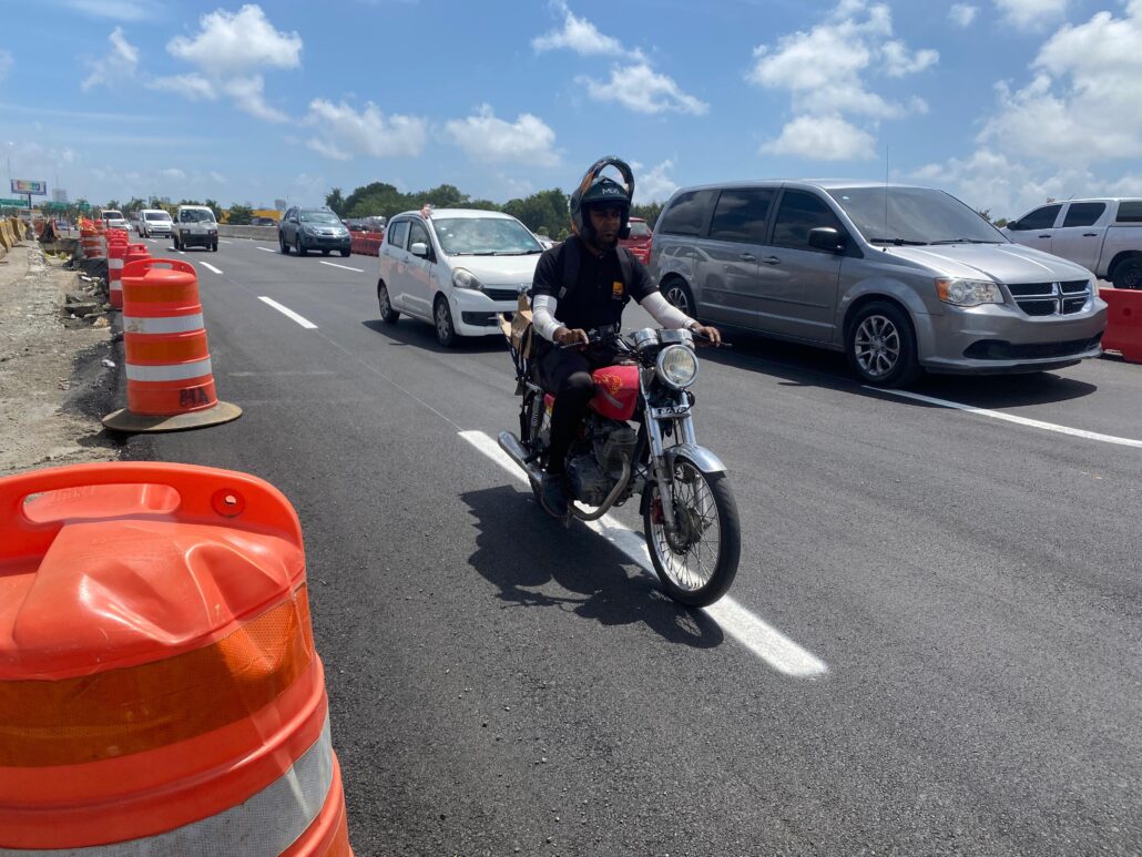 Choferes dicen tapones persisten en km 9 de la autopista Duarte pese a la apertura de nuevos carriles