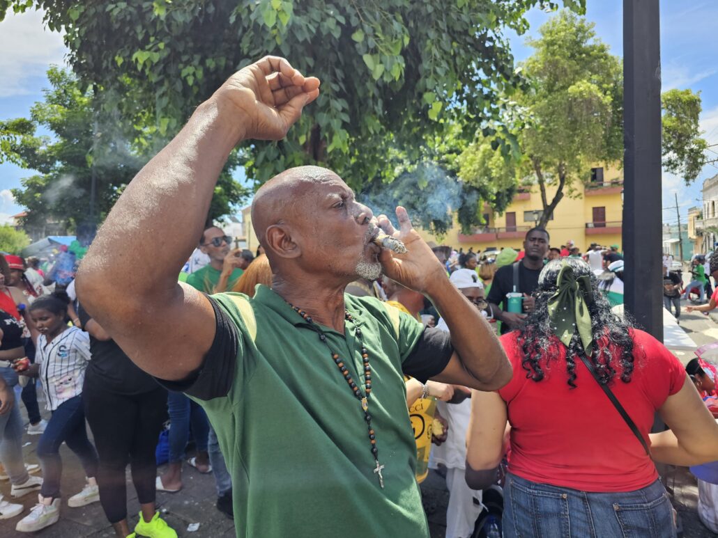 A ritmo de música, alcohol, comida y tabaco celebran Día de San Miguel en SD