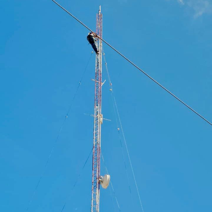 Indotel clausura emisora y negocio de internet ilegal en Sánchez Ramírez