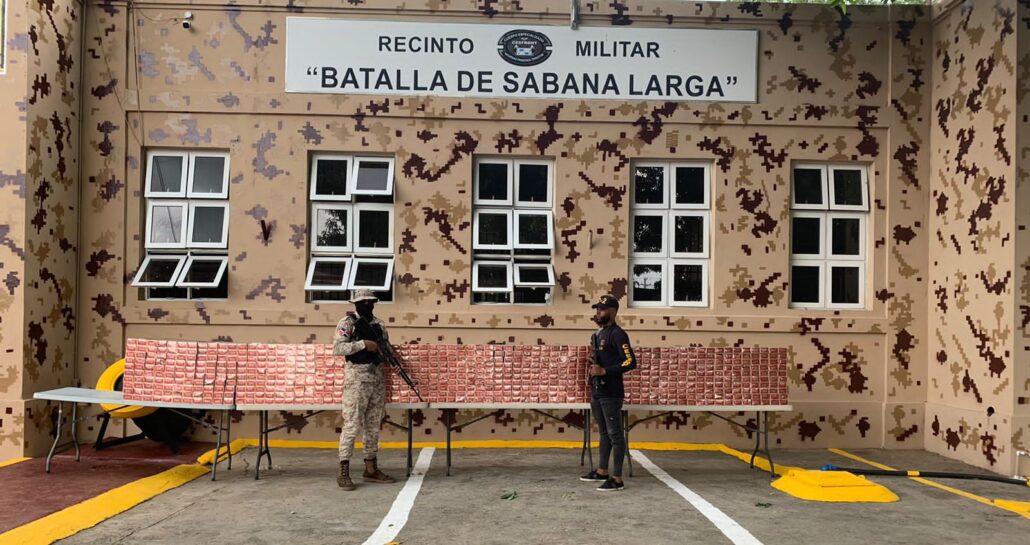 CESFronT y Ejército decomisan 310,000 unidades de cigarrillos en Loma de Cabrera