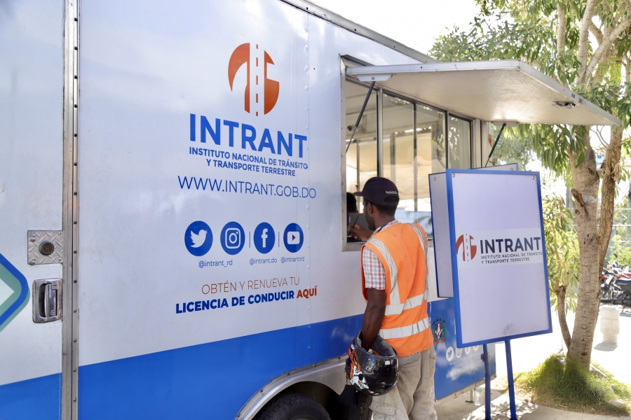 Intrant prohíbe paradas ilegales de motoristas en los corredores de autobuses