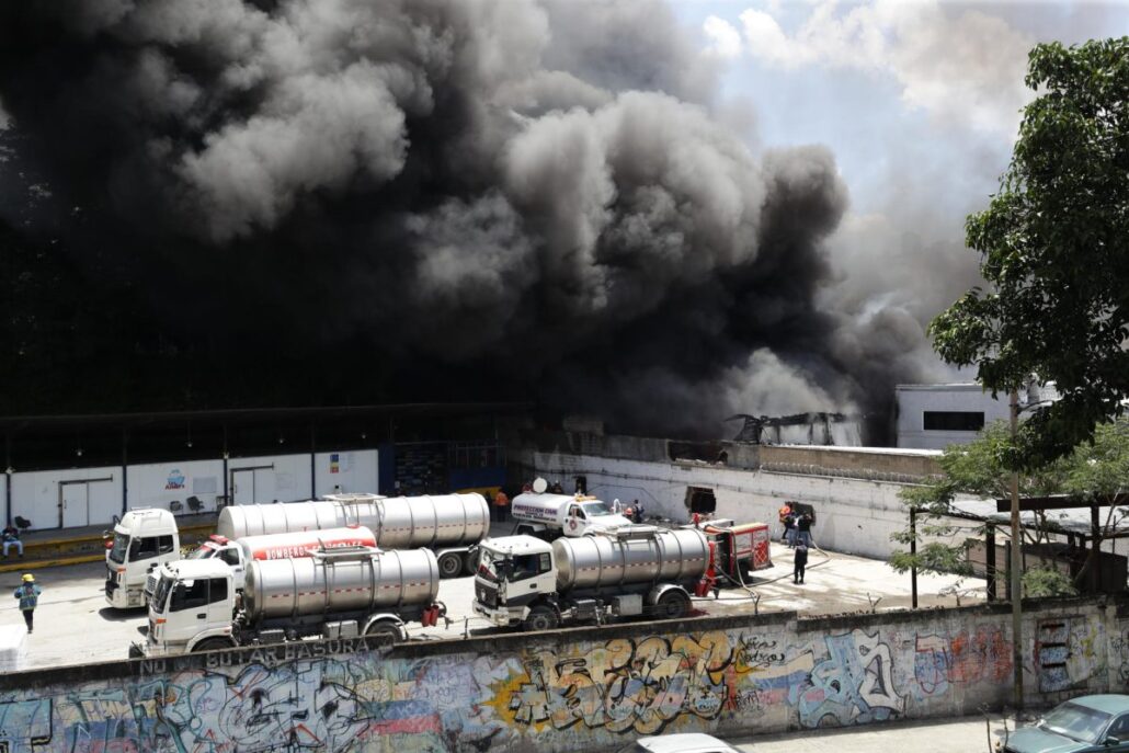 Bomberos venezolanos controlaron un incendio de 