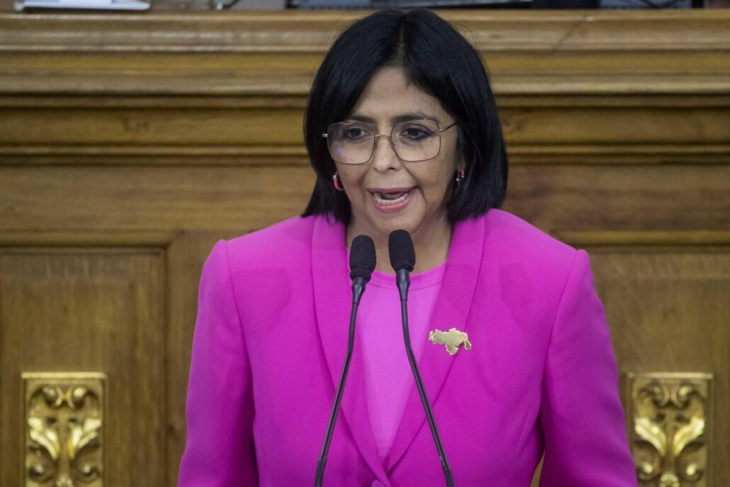 Vicepresidenta de Venezuela reitera RD adeuda 350 millones de dólares; exige a Abinader pagarla 