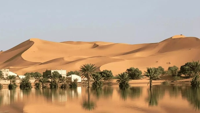 Lluvias extraordinarias revitalizan el Sahara y crean lagos entre las dunas