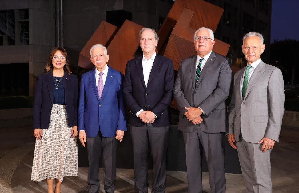 BHD devela escultura monumental del artista Arturo Berned