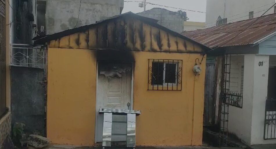 Fuego destruye una vivienda y afecta a otras en Santiago