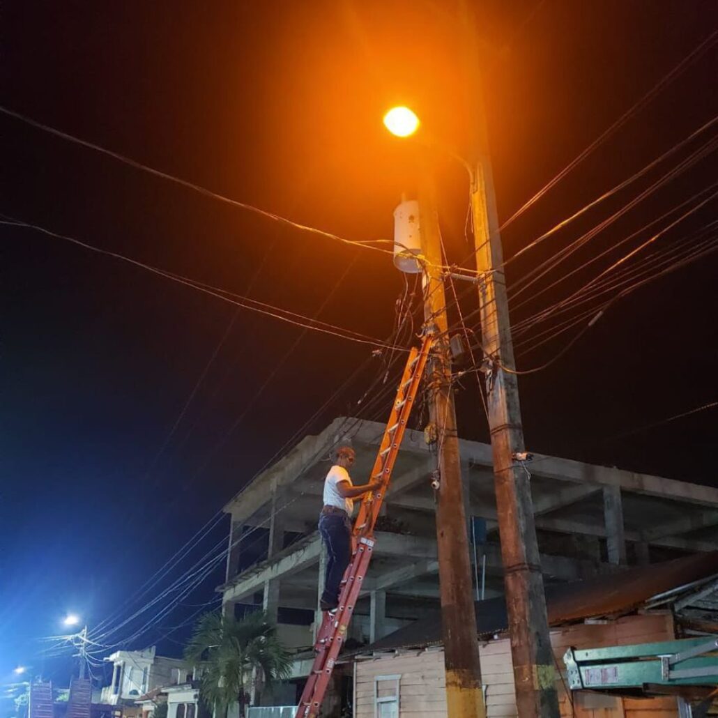 Alcaldía de Monte Plata mejora la iluminación pública con la instalación de 300 lámparas