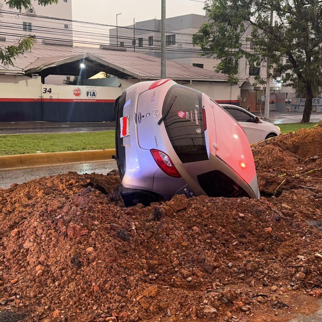 Vehículo cae en zanja en la avenida Núñez de Cáceres, sin reportes de pérdidas humanas