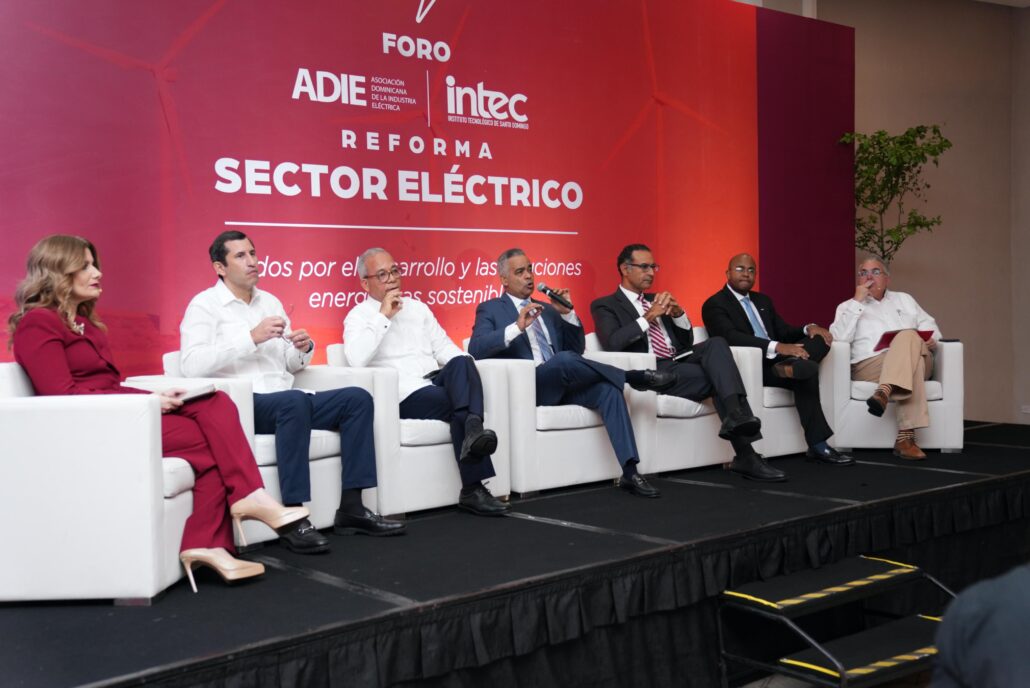 Ministro Santos Echavarría dice se desarrollan 30 proyectos de generación eléctrica para suplir demanda