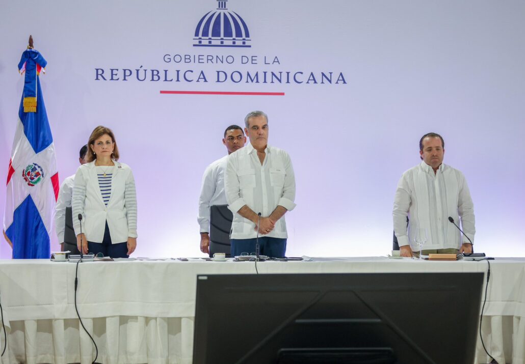 El presidente de la República, Luis Abinader, junto con la vicepresidenta, Raquel Peña, encabeza el cuadragésimo tercer Consejo de Gobierno con una representación de sus principales ministros y directores generales. 