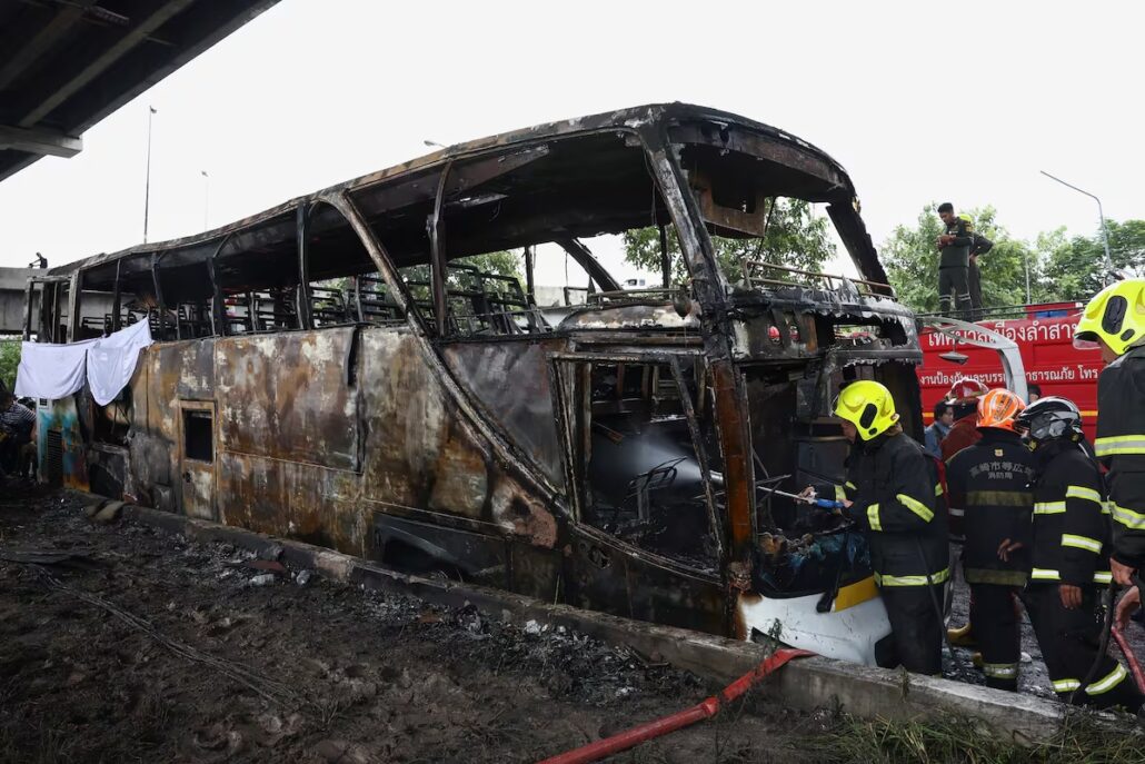 Autobús escolar con 44 pasajeros se incendia en Tailandia