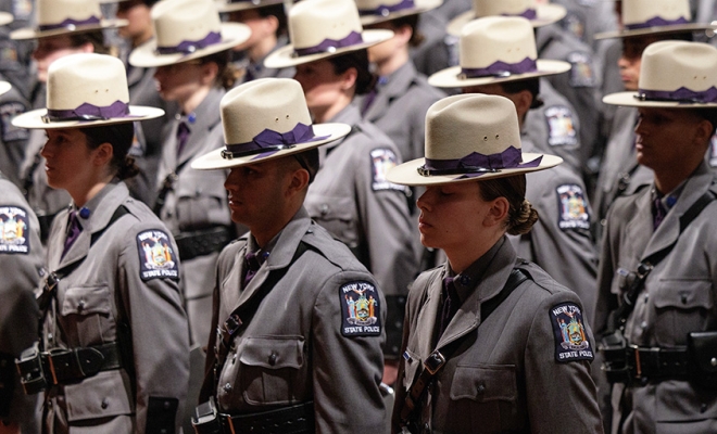 Gobernadora de NY envía tropas de la policía para reforzar combate al crimen en Queens