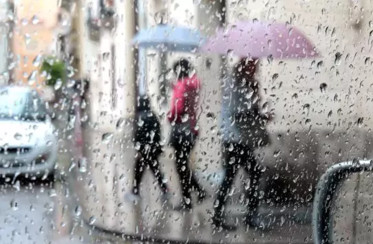 Aguaceros con tormentas eléctricas por vaguada y onda tropical 