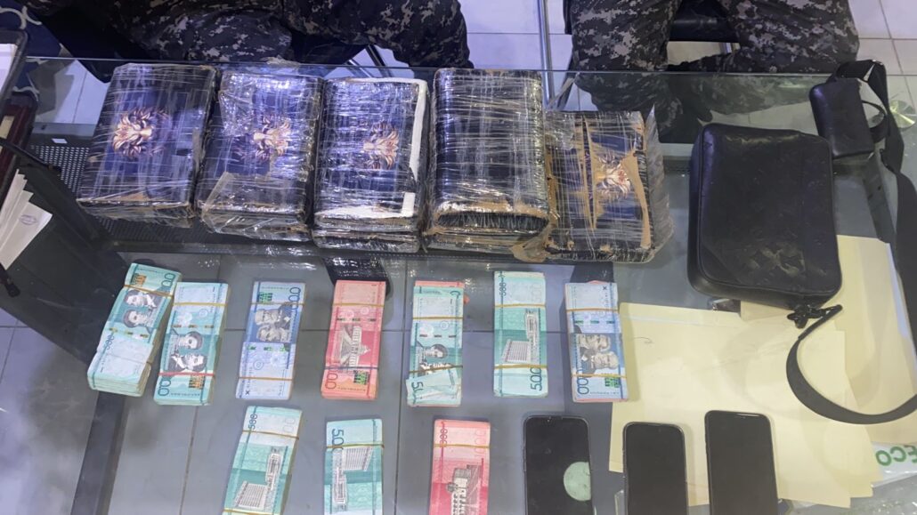 Policía incauta 10 paquetes de presunta cocaína y dinero en efectivo