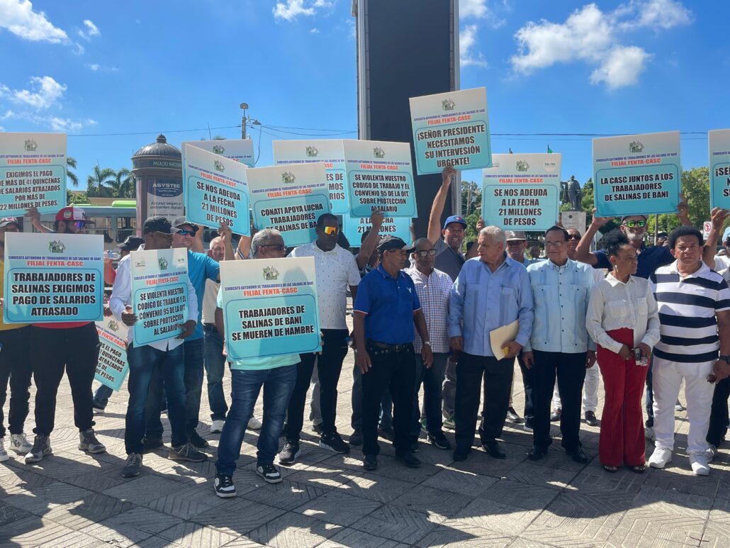 Trabajadores de Salinas protestan frente a Palacio Nacional en reclamo de 40 salarios pendientes