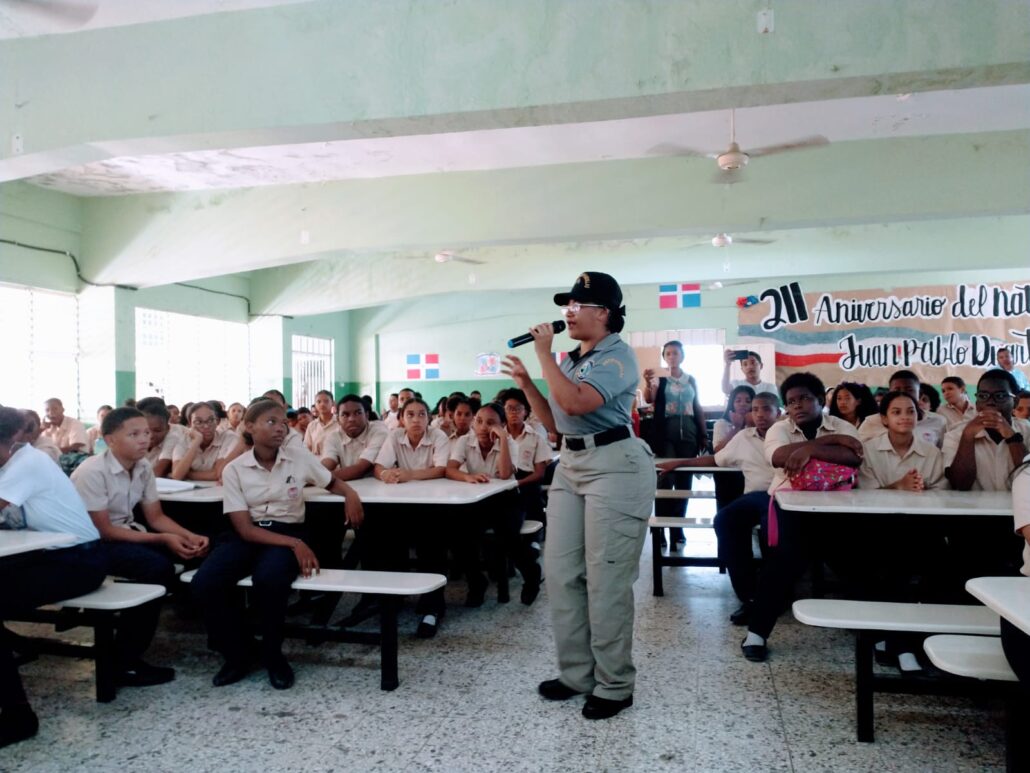 Policía de Antipandillas promueve la paz durante charla en Politécnico Colombina Canario en SDE