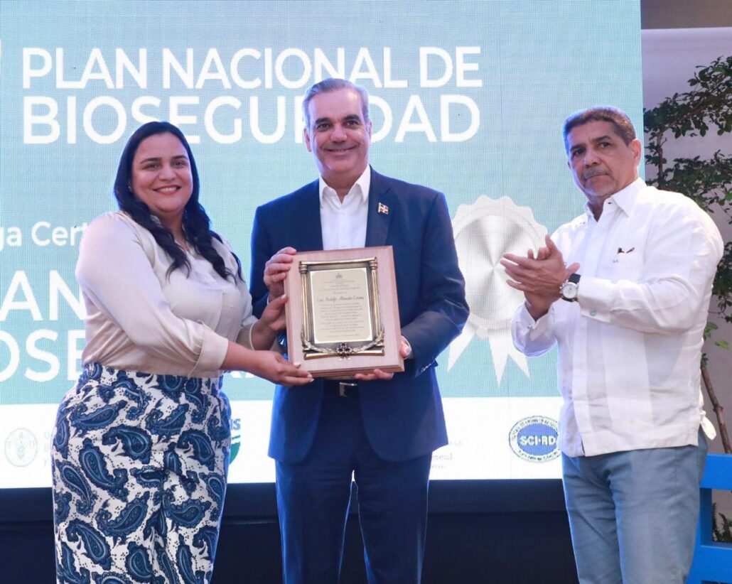 Abinader encabeza entrega de certificados a los primeros predios bioseguros de RD