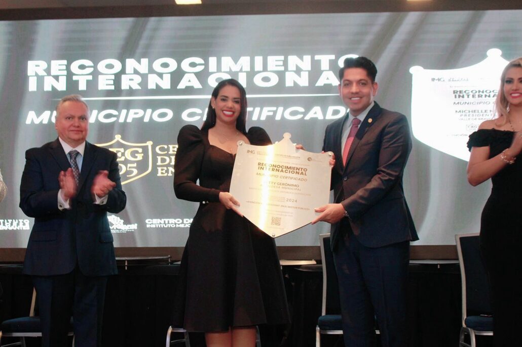 Alcaldesa de SDN recibe reconocimiento en México