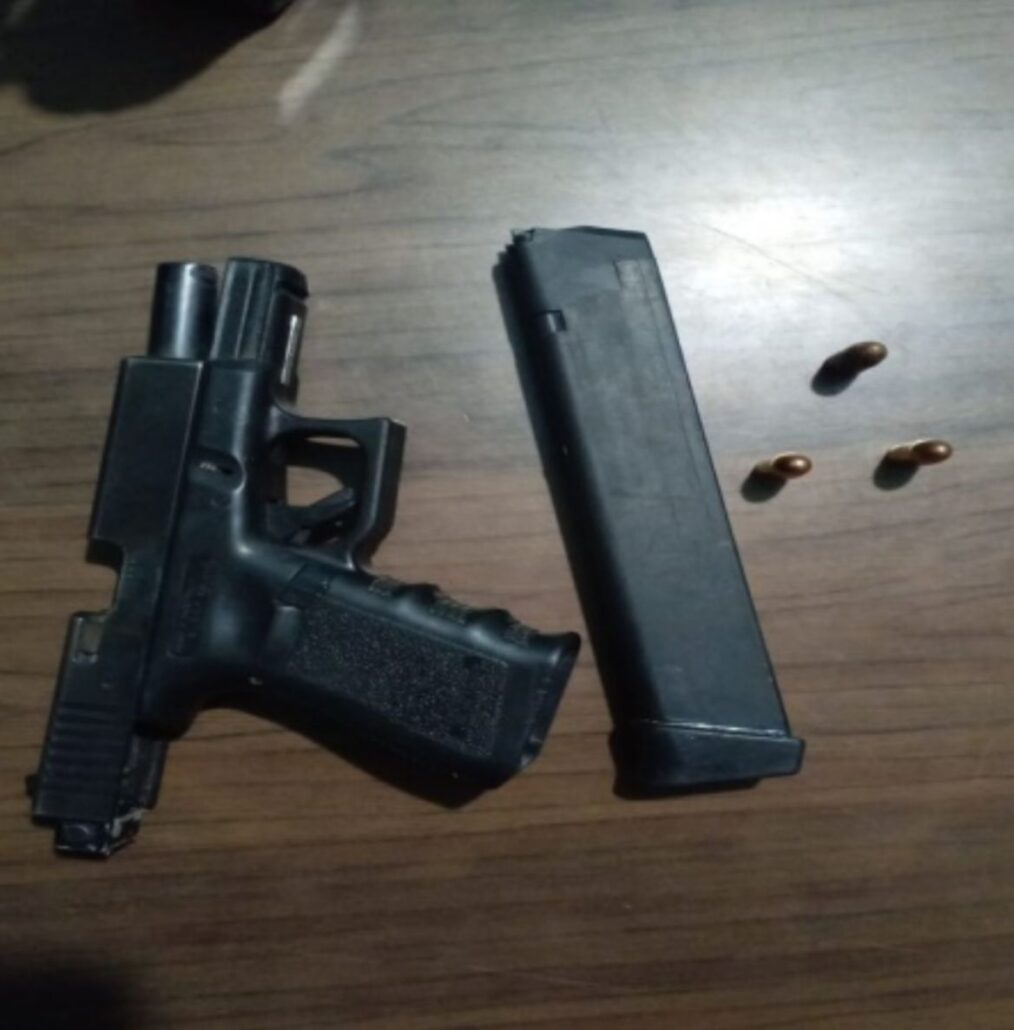 Arrestado hombre en flagrante delito por supuesta agresión a su pareja y porte ilegal de pistola