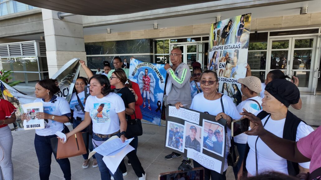 Madres protestan frente a la Procuraduría General exigiendo justicia por sus hijos asesinados