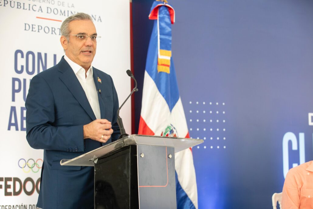 Gobierno anuncia plan de construcción y remozamiento de 49 espacios deportivos