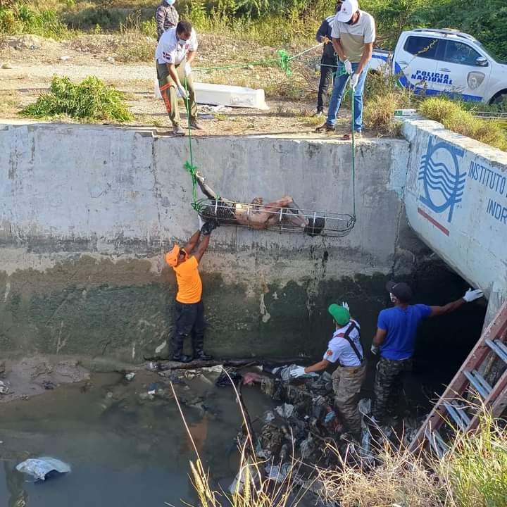 Rescatan cuerpo de hombre en Canal Ysura, Sabana Yegua