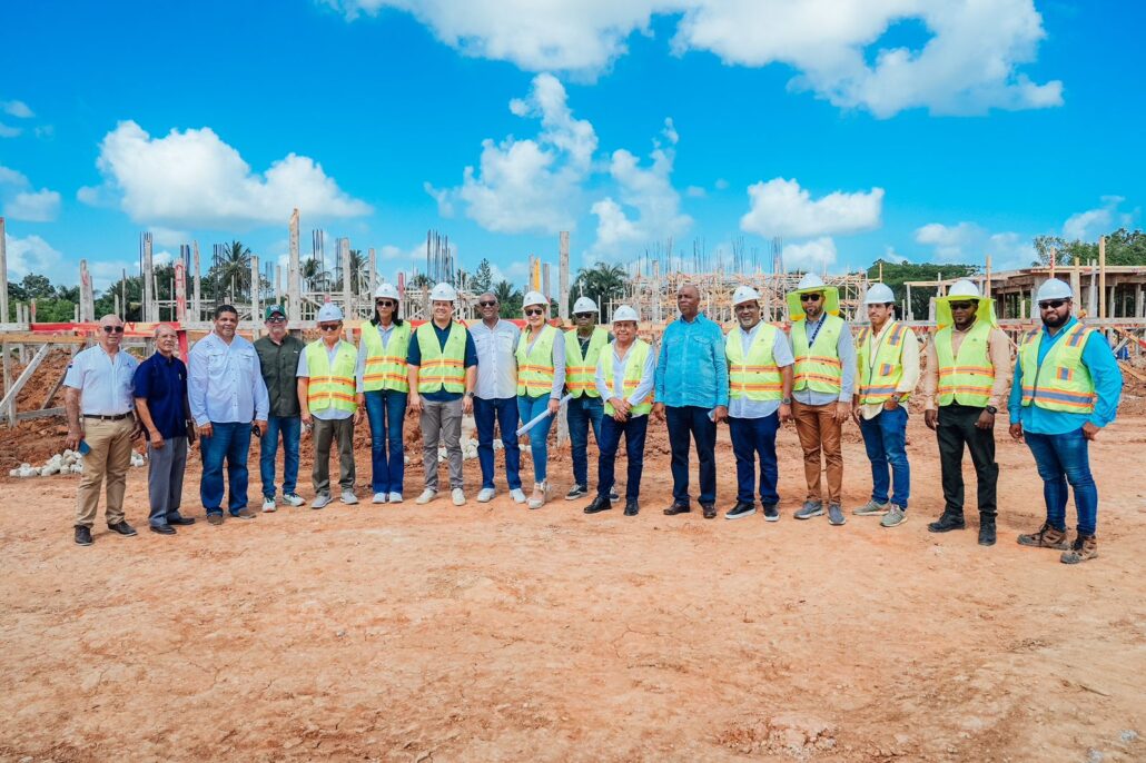 Ministro Bonilla supervisa construcción de obras en Higüey