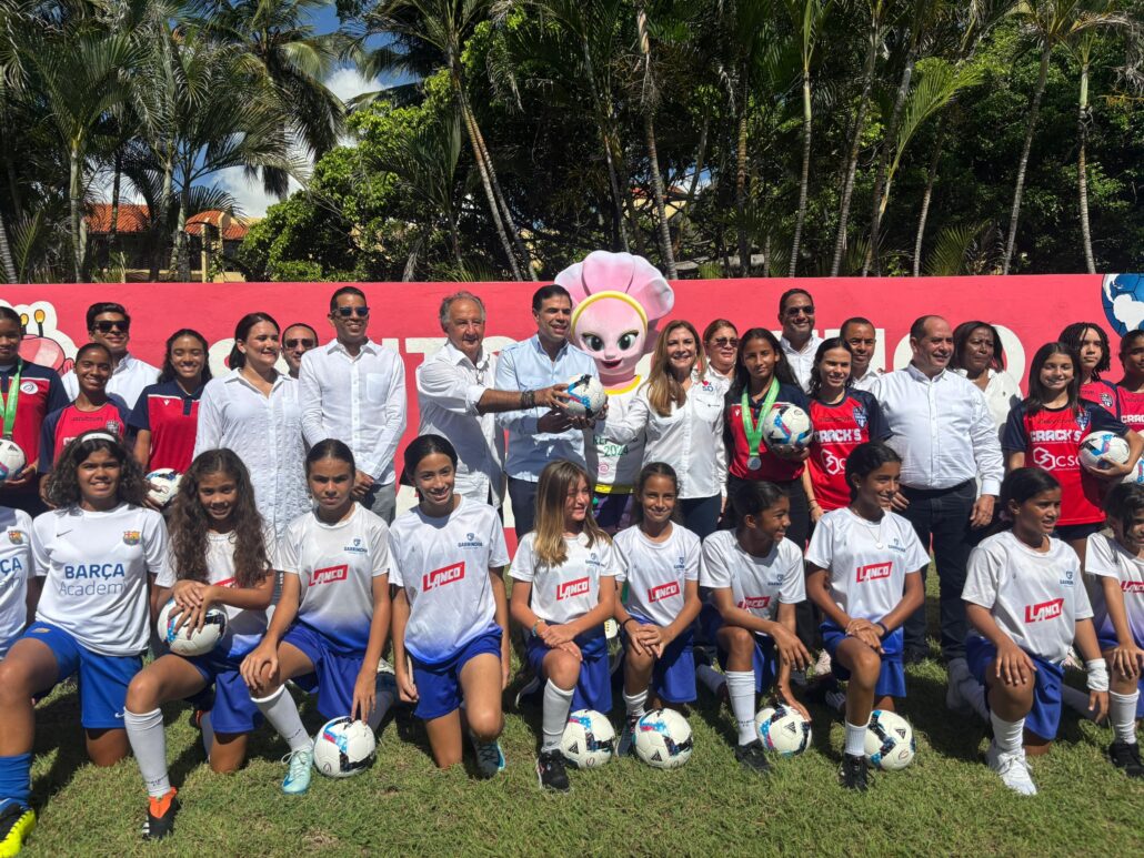 Alcaldía DN devela mural de la Copa Mundial Femenina Sub-17 FIFA