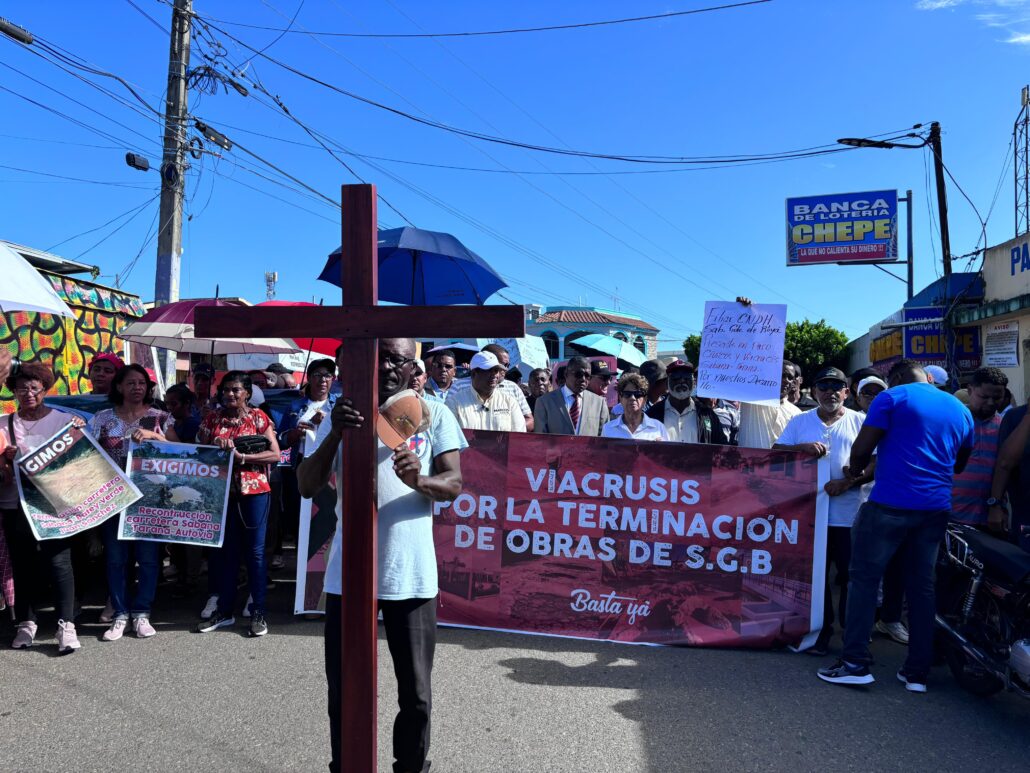 Con un viacrucis, exigen al Gobierno obras esenciales para Sabana Grande de Boyá