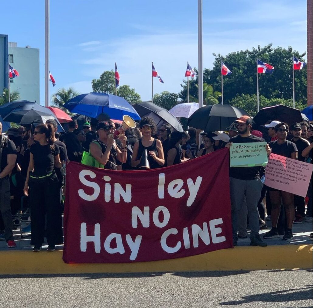 Miembros de la industria del cine protestan frente al Congreso a favor de incentivos