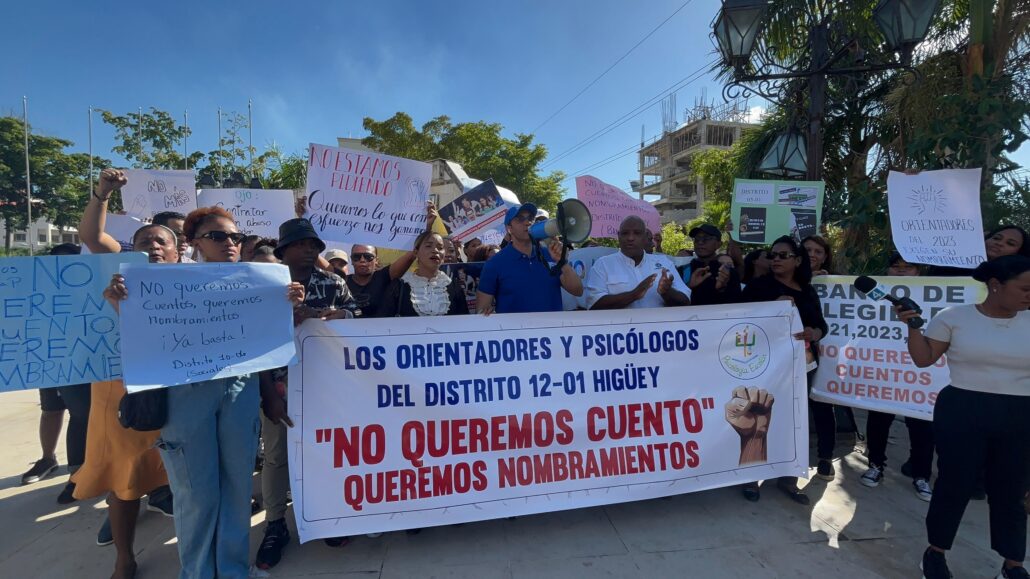 Docentes protestan exigiendo contrataciones y respeto a la ley