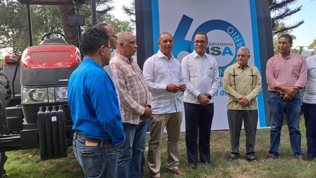 Ministerio de Agricultura dona tractor agrícola al ISA de Santiago