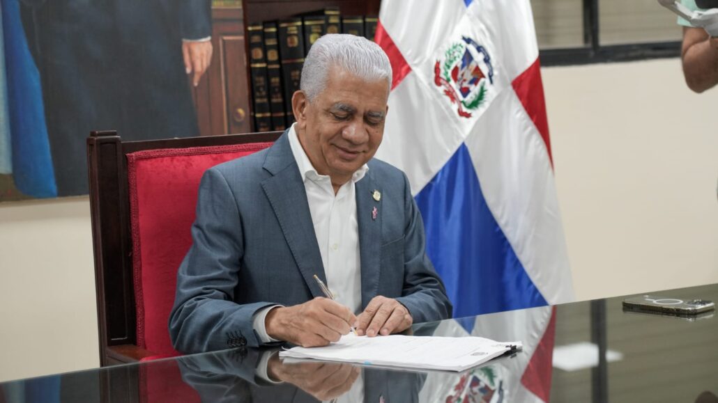 Alfredo Pacheco y Ricardo de los Santos firman la nueva constitución