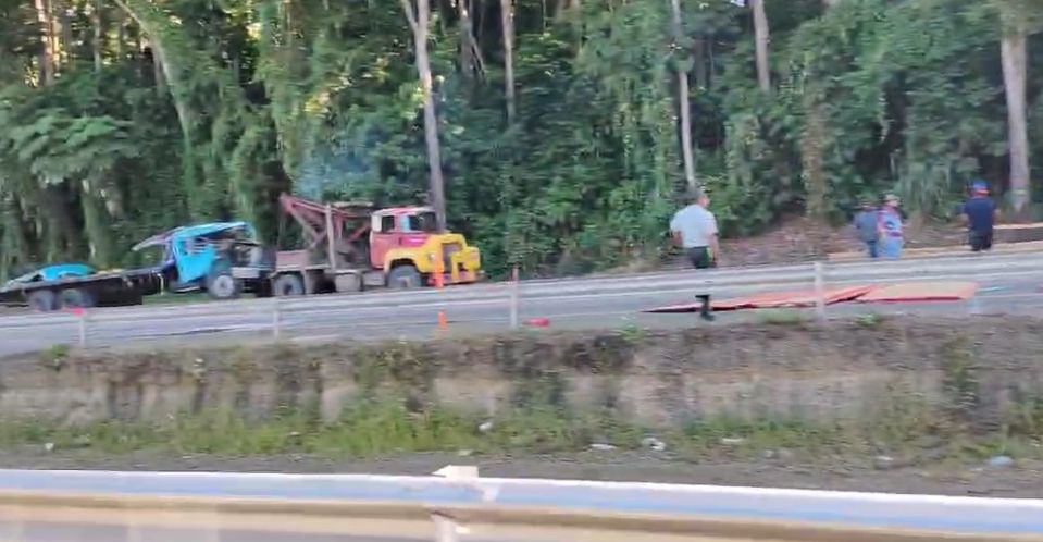 Accidente de tránsito en el km 18 de la Autopista Duarte en dirección a Bonao