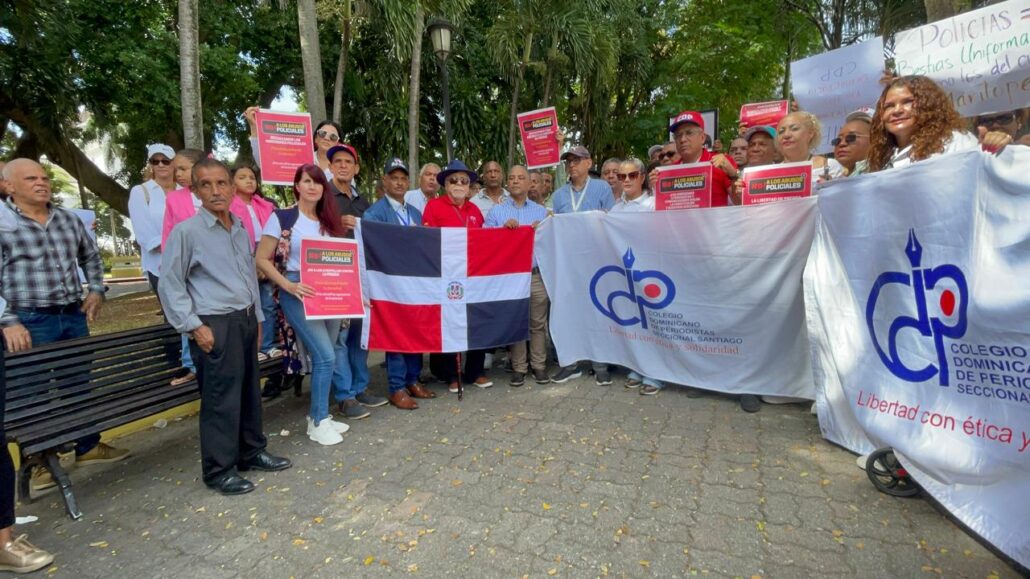 Periodistas protestan en Santiago contra abusos policiales