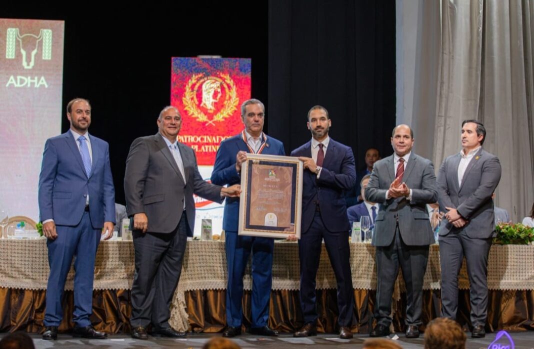 ADHA celebra la XXXIII entrega de la Medalla de Honor al Mérito, con la participación de Abinader