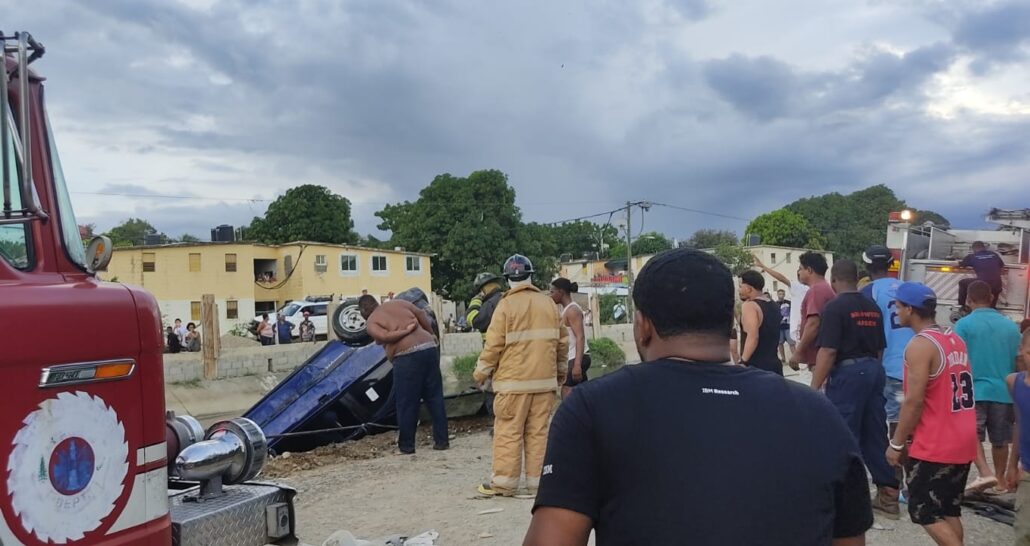 Muere padre y su hija está desaparecida tras caer en un carro a canal de riego en Santiago