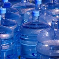 Comerciantes se niegan a vender botellones de agua si suplidoras no ayudan a protegerlos del sol - Noticias de hoy en República Dominicana | De Último Minuto