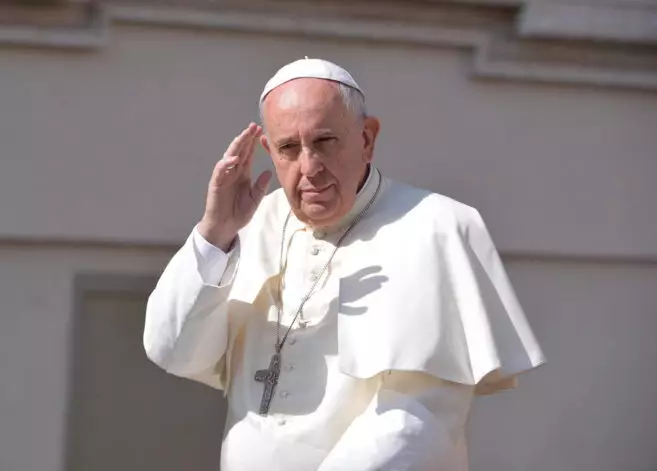 El papa pide a la Iglesia evitar fanatismos y 