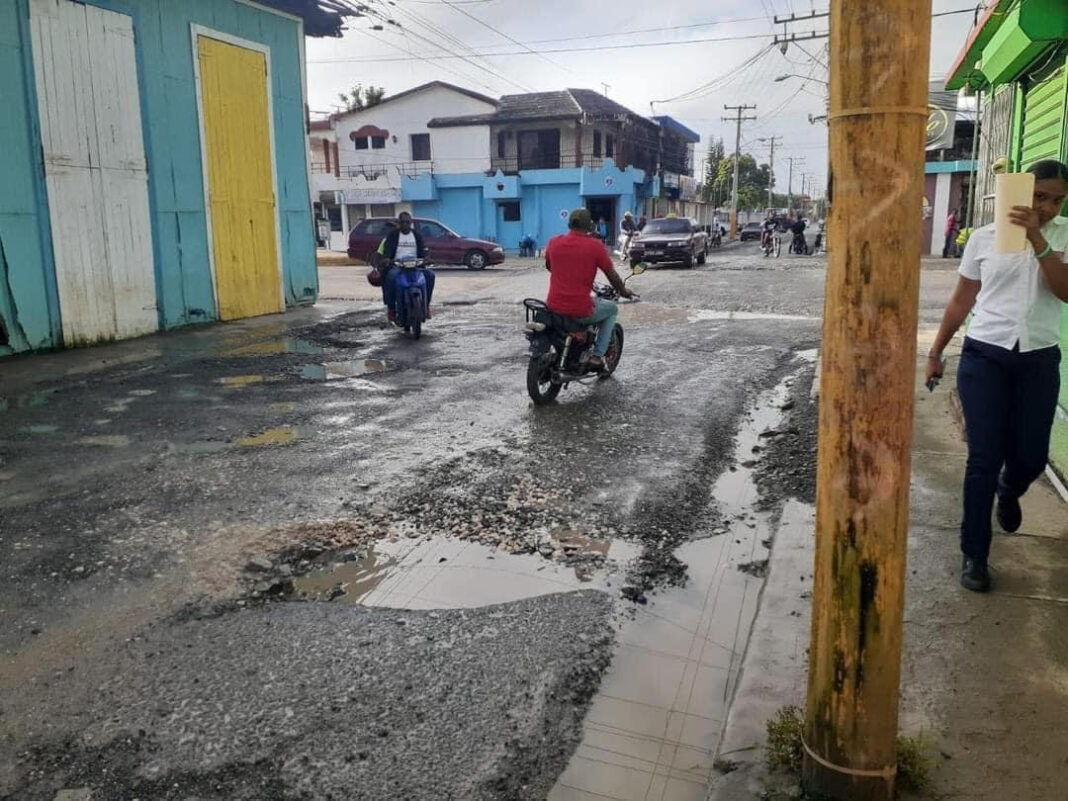 Ciudadanos de Pimentel exigen la reparación de calles en mal estado