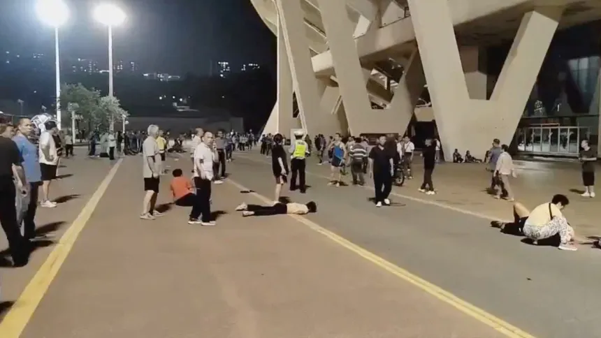 Imagen externa. Hombre atropella multitud y mata 35 personas y deja al menos 40 heridos en las afueras de un estadio