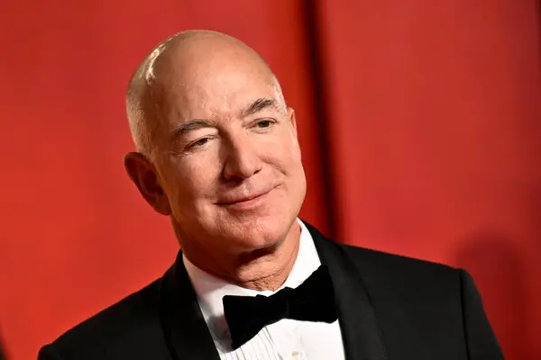 Jeff Bezos felicita a Trump por su 