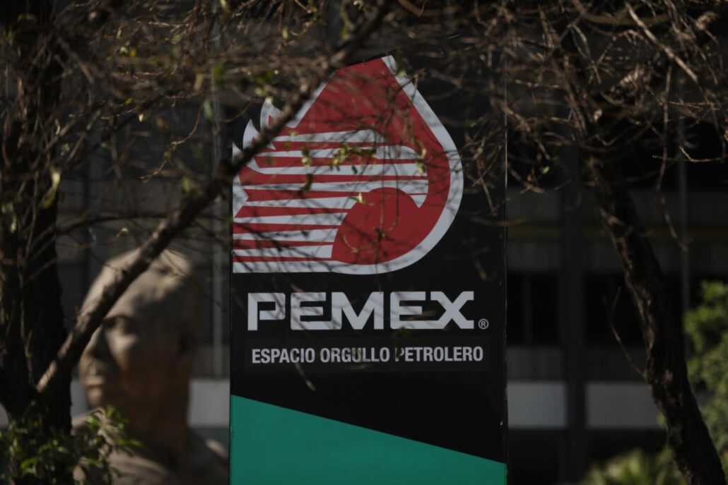 Gobierno mexicano impulsa apoyo por 6.800 millones de dólares a Pemex para sanear su deuda