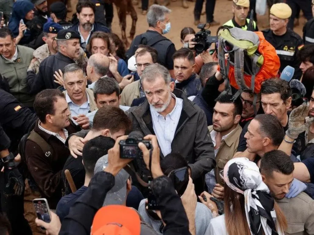 Imagen externa. Vecinos de Paiporta lanzan barro a las autoridades en visita oficial