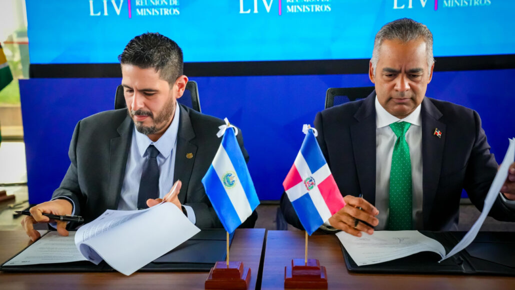 RD firma acuerdo con El Salvador para fortalecer cooperación en materia de hidrocarburos