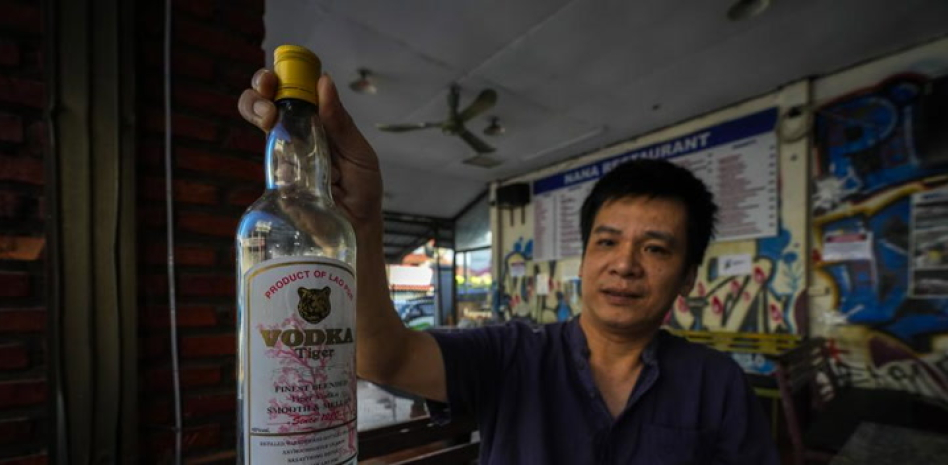 Laos prohíbe la venta de marca de alcohol local tras la muerte de 6 turistas intoxicados